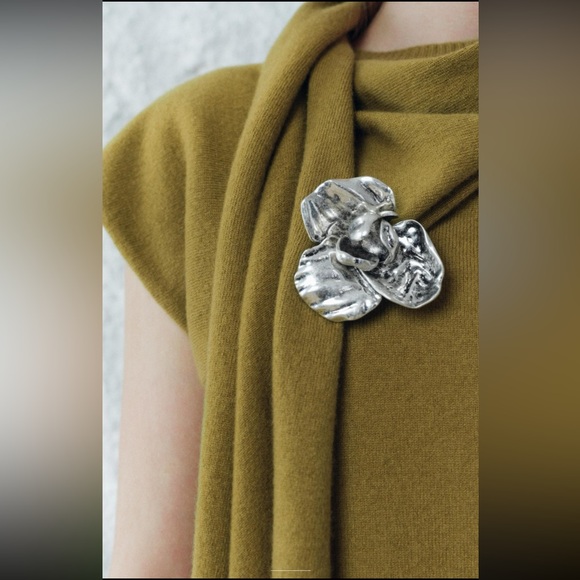 Zara engraved large 3D flower brooch 2025